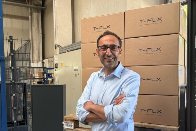 Checrallah Kachouh steht in einer Halle im Technologiepark Dortmund und ist nach seinem Ausscheiden als Geschäftsführer beim Ladesäulenhersteller Compleo mit einer neuen Produktidee zurück.