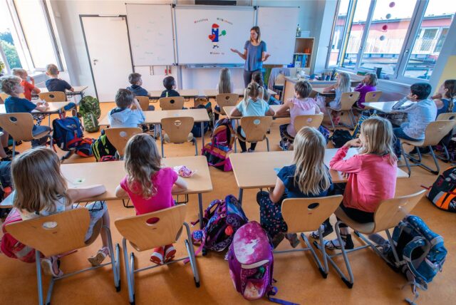 Schülerinnen und Schüler einer dritte Klasse sitzen während des Unterrichts in ihrem Klassenzimmer.
