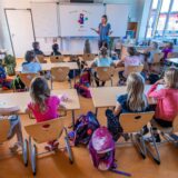 Schülerinnen und Schüler einer dritte Klasse sitzen während des Unterrichts in ihrem Klassenzimmer.