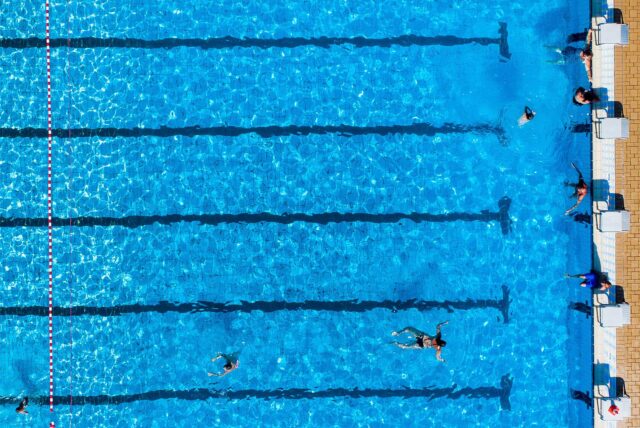 Im Freibad Solimare schwimmen Besucher.