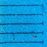 Im Freibad Solimare schwimmen Besucher.