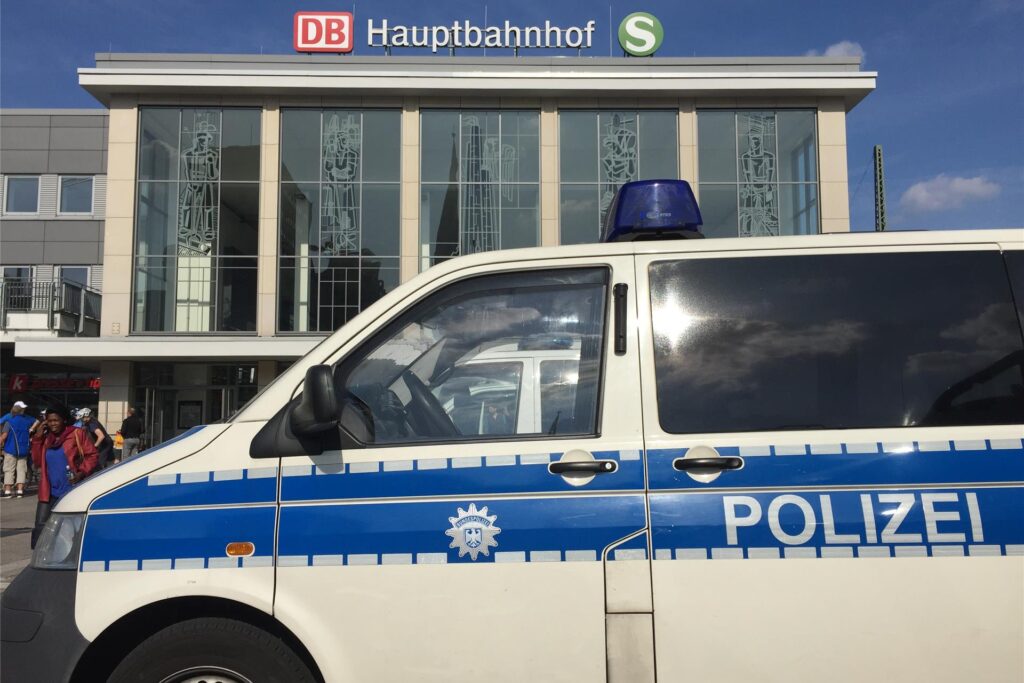 Einsatzwagen der Bundespolizei stehen vor dem Hauptbahnhof Dortmund. Einsatzwagen der Bundespolizei stehen vor dem Hauptbahnhof Dortmund.