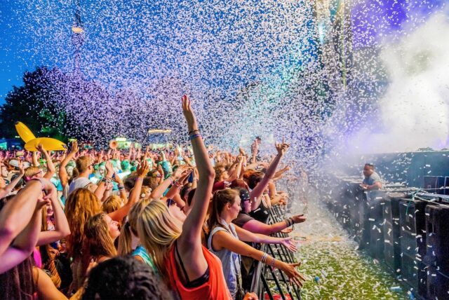 Konfettiregen vor Juicy Beats Bühne