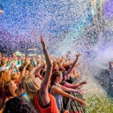 Konfettiregen vor Juicy Beats Bühne