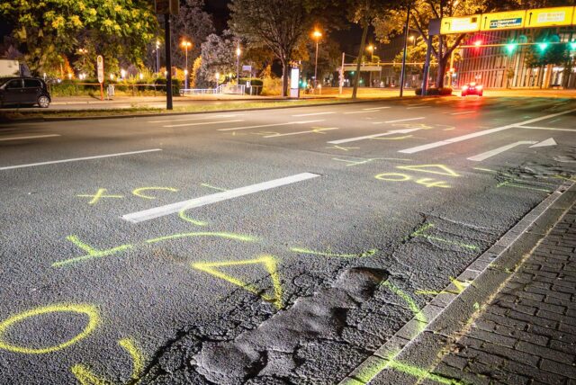 Die Spuren des Unfalls auf dem Wall in Dortmund am Abend des 17.7.