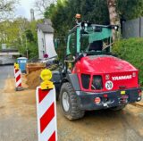 Die Scheiben eines roten Radladers der Marke „Yanmar“ sind zerstört. Glas liegt auf der Baumaschine an der Falkstraße in Unna. Auch die Maschinen der Firma Mamys Straßen- und Tiefbau GmbH wurden zuletzt immer wieder beschädigt – dort arbeitet Dennis Scheurer als Technischer Prokurist.