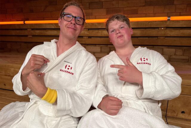 Moderator Daniel Danger mit Schauspieler Julius Weckauf sitzen in Bademäntel in einer Sauna in Dortmund.