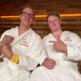 Moderator Daniel Danger mit Schauspieler Julius Weckauf sitzen in Bademäntel in einer Sauna in Dortmund.