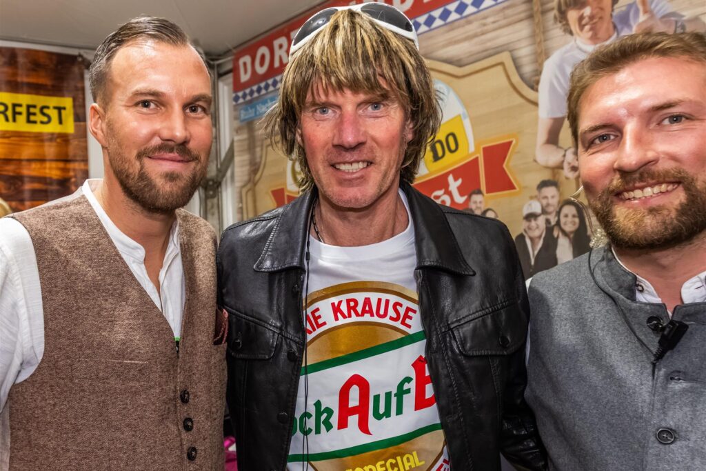 Organisator Nils Linke (rechts) beim Oktoberfest 2024 mit Kevin Großkreutz und Mickie Krause. Organisator Nils Linke (rechts) beim Oktoberfest 2024 mit Kevin Großkreutz und Mickie Krause.