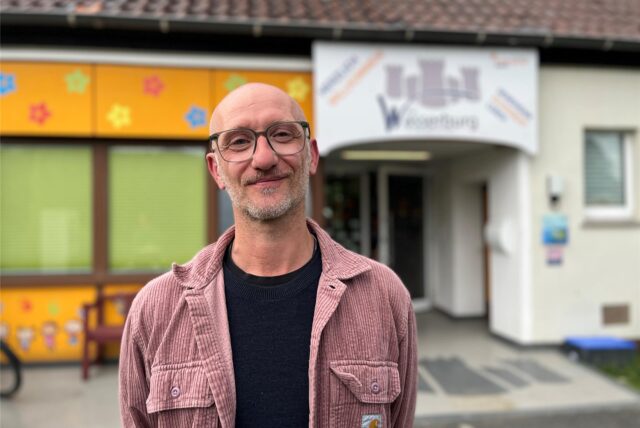 Ivica Novakovic vor der Kita „Zur Wasserburg“ in Ostbüren