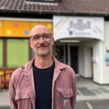 Ivica Novakovic vor der Kita „Zur Wasserburg“ in Ostbüren