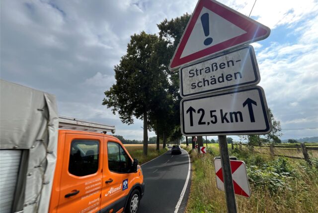 Ein Transporter fährt auf der Langscheder Straße.