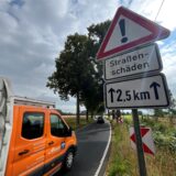 Ein Transporter fährt auf der Langscheder Straße.