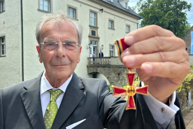 Der Unnaer Werner Overwaul mit dem Bundesverdienstkreuz