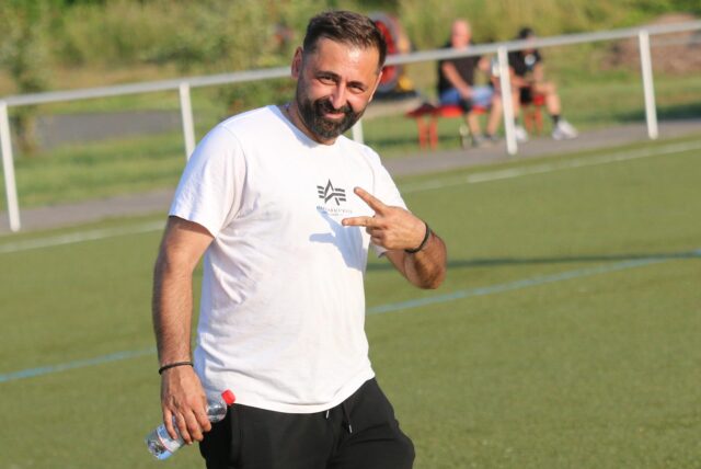 Georgios Kipreos grüßt in die Kamera.