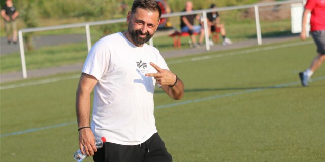 Georgios Kipreos grüßt in die Kamera.