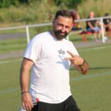 Georgios Kipreos grüßt in die Kamera.