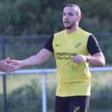 Bünyamin Bormann klatscht seinen Teamkollegen ab.