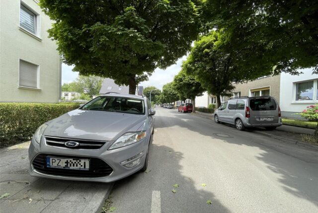 Mutmaßliche Urlauber parken in der Bismarckstraße.