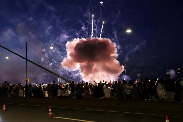 Ein Feuerwerkskörper explodiert in zu niedriger Höhe über Zuschauen beim Abschlussfeuerwerk der Rheinkirmes.