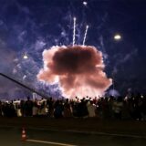 Ein Feuerwerkskörper explodiert in zu niedriger Höhe über Zuschauen beim Abschlussfeuerwerk der Rheinkirmes.