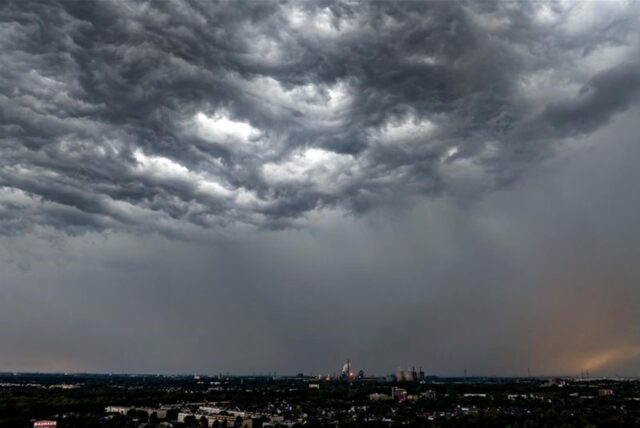 Ein Gewitter mit dunklen Wolken zieht über Duisburg auf.