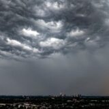 Ein Gewitter mit dunklen Wolken zieht über Duisburg auf.