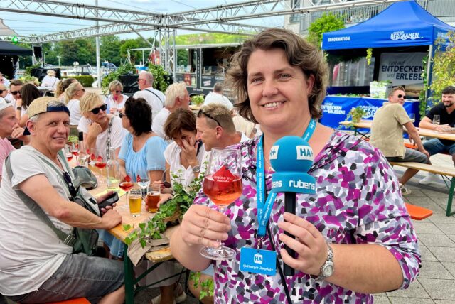 Reporterin Stephanie Tatenhorst berichtet vom Weinfest in der Marina Rünthe.