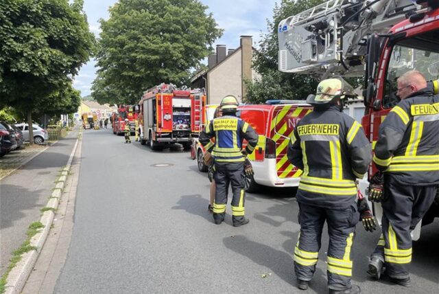 Viele Einsatzkräfte der Feuerwehr am Römerberg in Bergkamen.