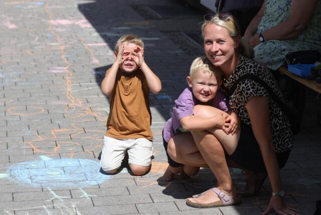 Eine Familie steht auf dem Marktplatz in Werne.