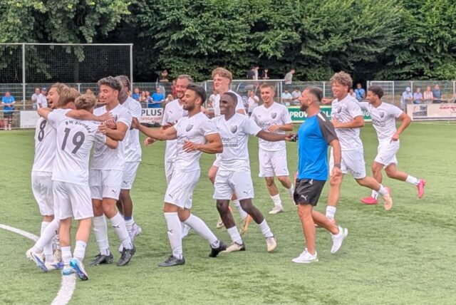 Spieler von BW Alstedde bejubeln den Turniersieg.