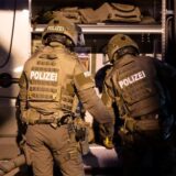 Beamte eines Spezialeinsatzkommandos (SEK) der Polizei agieren in einem Wohngebiet.