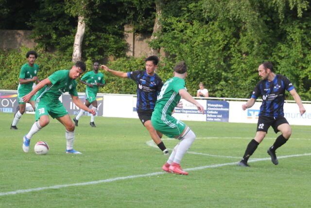 Dennis Czarnecki (am Ball) und der Holzwickeder SC gewannen das zweite Gruppenspiel beim Hecker-Cup gegen den Königsborner SV und sicherten sich den Gruppensieg. Der KSV indes ist ausgeschieden.