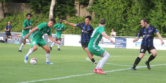 Dennis Czarnecki (am Ball) und der Holzwickeder SC gewannen das zweite Gruppenspiel beim Hecker-Cup gegen den Königsborner SV und sicherten sich den Gruppensieg. Der KSV indes ist ausgeschieden.