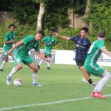 Dennis Czarnecki (am Ball) und der Holzwickeder SC gewannen das zweite Gruppenspiel beim Hecker-Cup gegen den Königsborner SV und sicherten sich den Gruppensieg. Der KSV indes ist ausgeschieden.