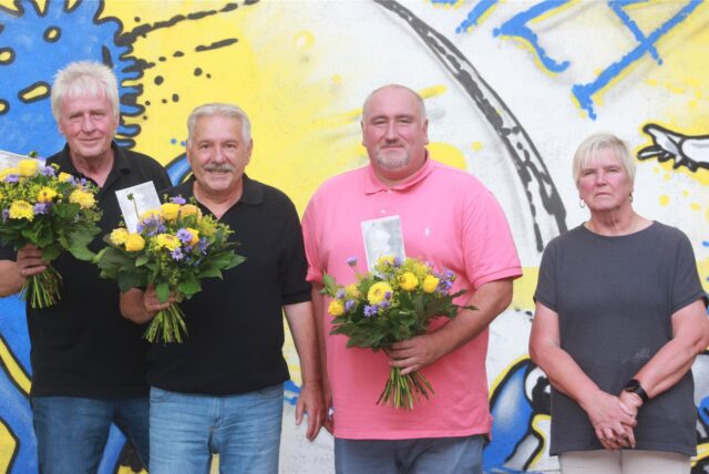 Ulrich Eckei (l.) ist nach über 40 Jahren als Vorsitzender des BSV Heeren am Freitag auf der Mitgliederversammlung nicht erneut angetreten. Seine Nachfolgerin wird Beatrix Weber-Prause (vorne, r.).