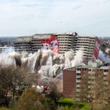 Das als «Weißer Riese» bekannte Hochhaus fällt in sich zusammen.