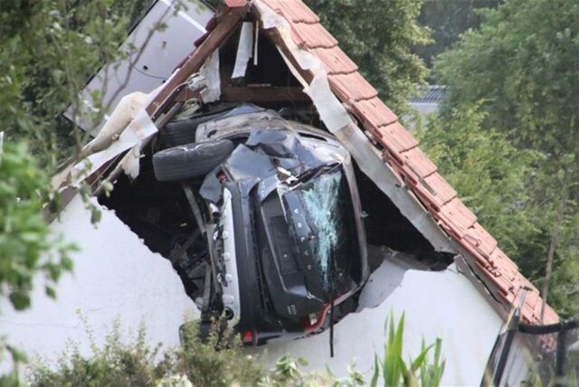 Ein Auto liegt nach einem kurzen Flug seitlich in der Mauer einer Scheune. Bei dem spektakulären Unfall im niedersächsischen Bohmte hat das Auto mit fünf Insassen zwei Hecken durchbrochen, ein Kind im Garten erfasst und sehr schwer verletzt.