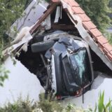 Ein Auto liegt nach einem kurzen Flug seitlich in der Mauer einer Scheune. Bei dem spektakulären Unfall im niedersächsischen Bohmte hat das Auto mit fünf Insassen zwei Hecken durchbrochen, ein Kind im Garten erfasst und sehr schwer verletzt.