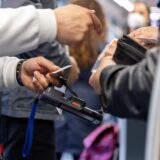 Ein Fahrkartenkontrolleur kontrolliert einen Fahrgast. Nahaufnahme.
