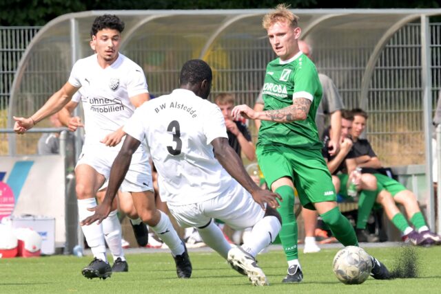 Julien Brehorst von GS Cappenberg (r.) ist hier knapp vor BW Alsteddes Ali Shaibu am Ball. Osman Tutar (l.) beobachtet die Situation.