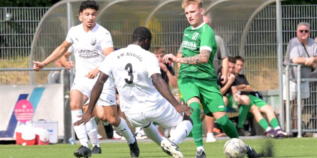 Julien Brehorst von GS Cappenberg (r.) ist hier knapp vor BW Alsteddes Ali Shaibu am Ball. Osman Tutar (l.) beobachtet die Situation.