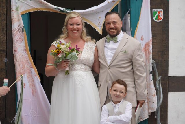 Sina, Karimé und ihr Sohn Milan feierten ihre Hochzeit mit Livemusik im Nicolaiviertel.