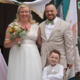 Sina, Karimé und ihr Sohn Milan feierten ihre Hochzeit mit Livemusik im Nicolaiviertel.