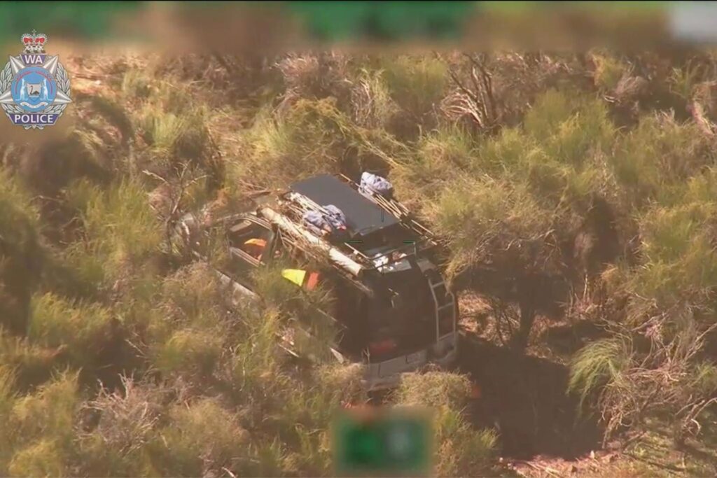 Ein verunglückter Campervan steht verlassen im westaustralischem Outback, aufgenommen aus der Luft von der Polizei. Ein verunglückter Campervan steht verlassen im westaustralischem Outback, aufgenommen aus der Luft von der Polizei.