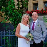 Die Eheleute Kerstin Dezsö und Erkan Egin stehen nach ihrer Trauung vor dem Rathaus in Recklinghausen