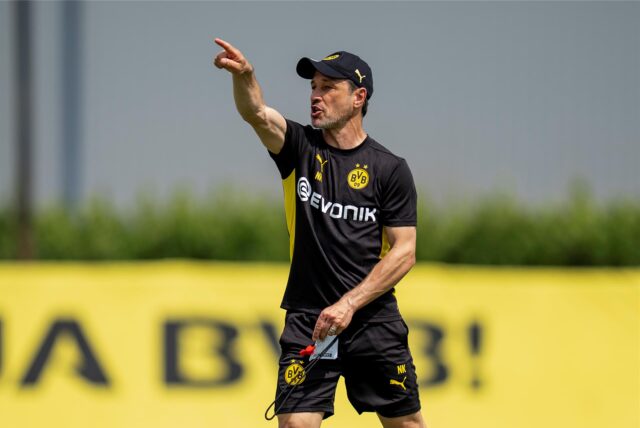 Niko Kovac gestikuliert auf dem Trainingsplatz.