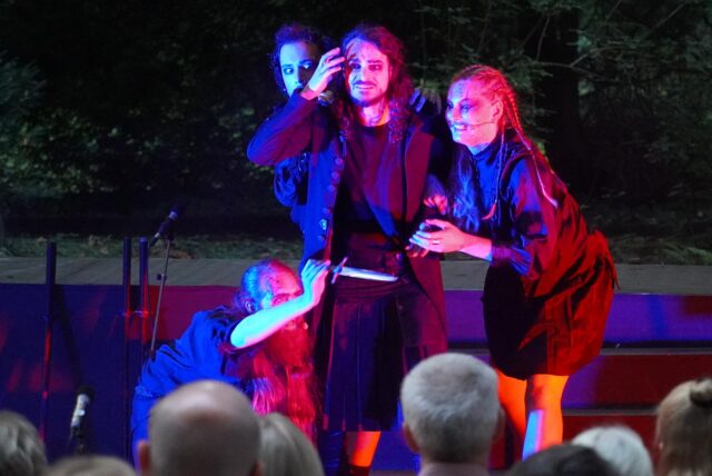 Darsteller aus dem Theater Narrenschiff in Unna spielen eine Szene aus Macbeth von Shakespeare unter freiem Himmel in Unna.