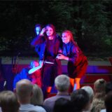 Darsteller aus dem Theater Narrenschiff in Unna spielen eine Szene aus Macbeth von Shakespeare unter freiem Himmel in Unna.