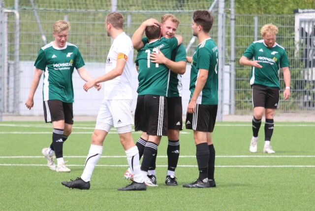 Marvin Schröter lässt sich feiern.